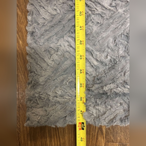 Limited edition soft gray plush throw - Picture 11 of 17